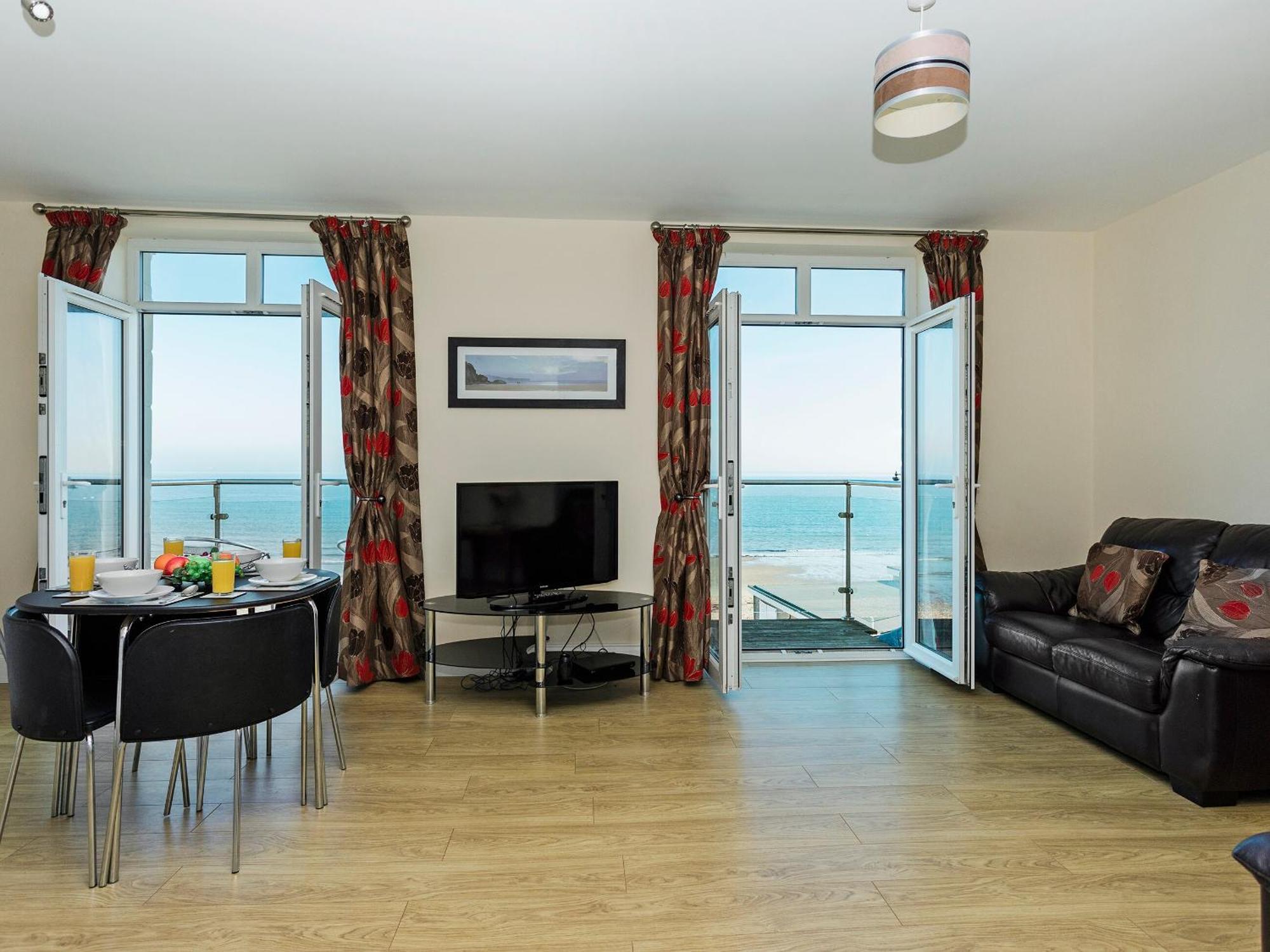 Sunny Beach Apartments Shanklin Exterior photo