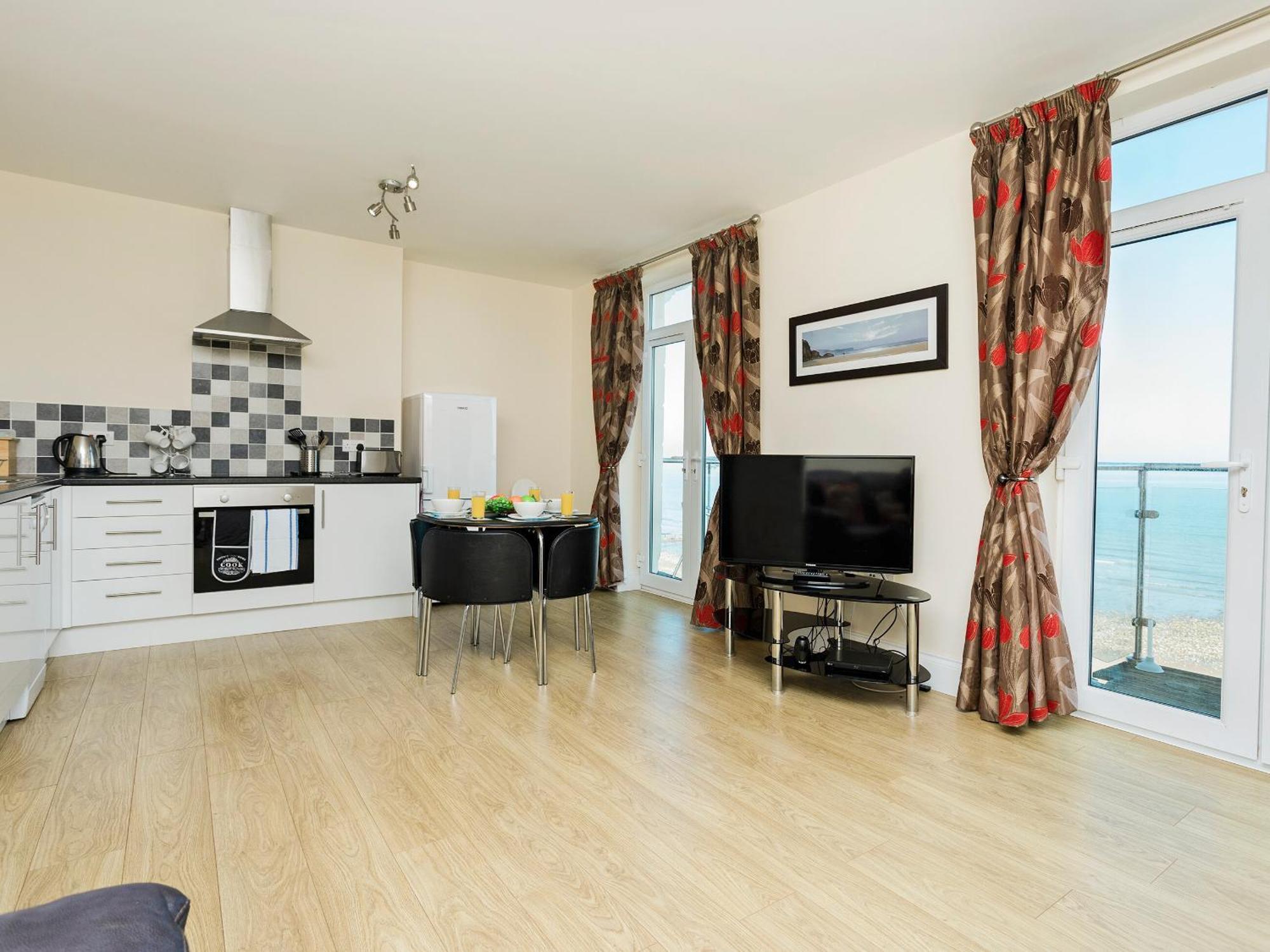 Sunny Beach Apartments Shanklin Exterior photo