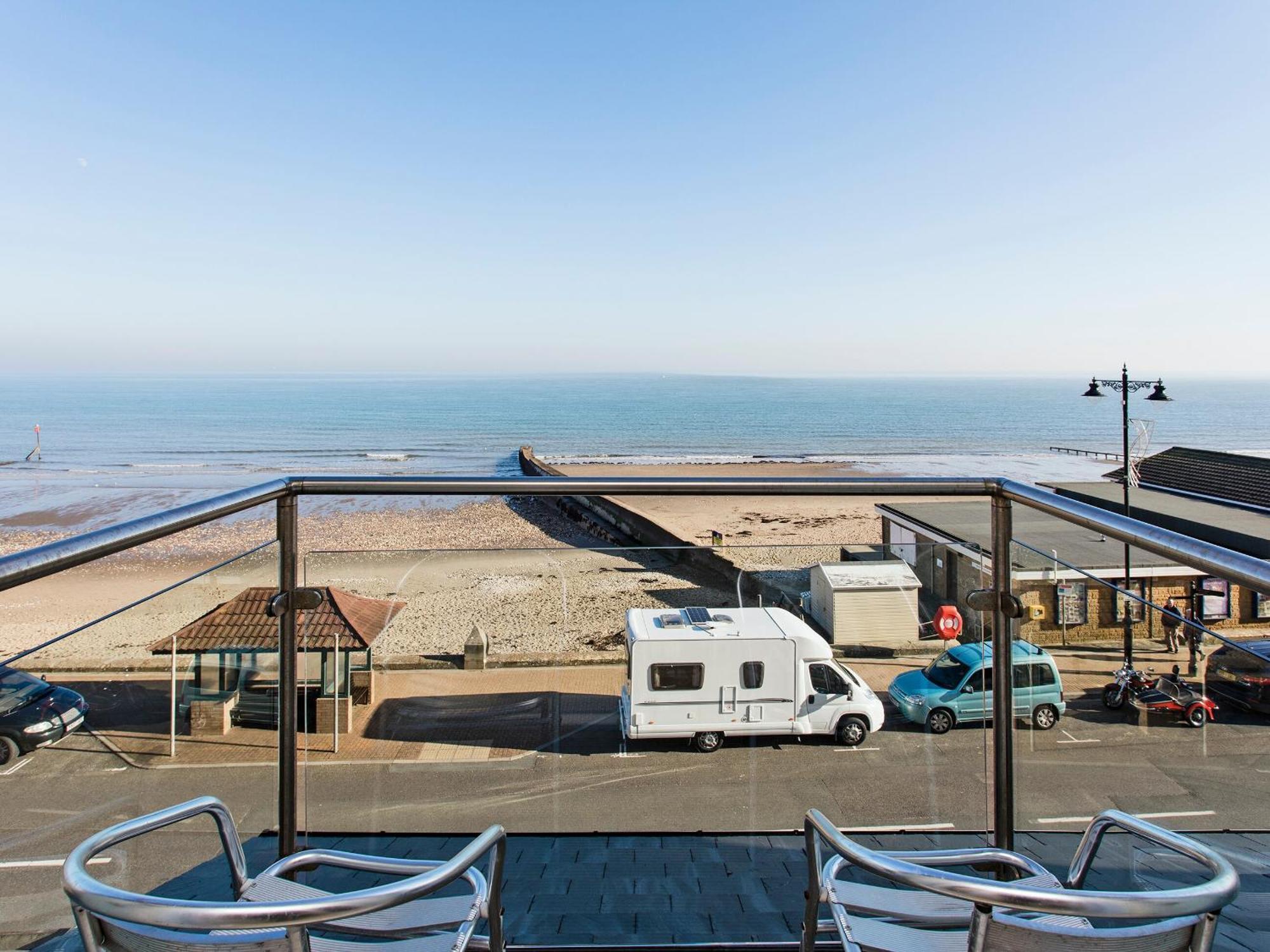 Sunny Beach Apartments Shanklin Exterior photo