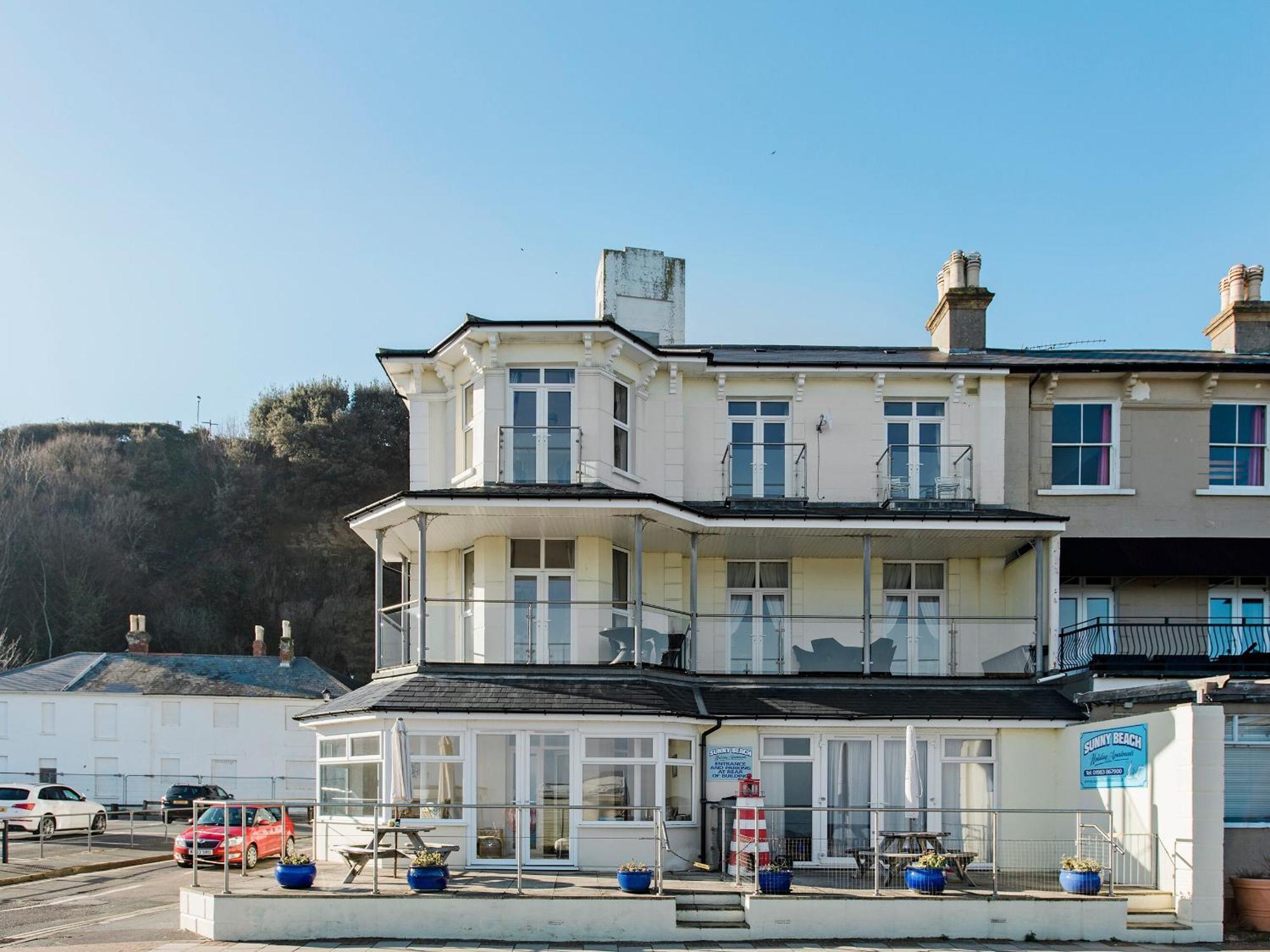 Sunny Beach Apartments Shanklin Exterior photo